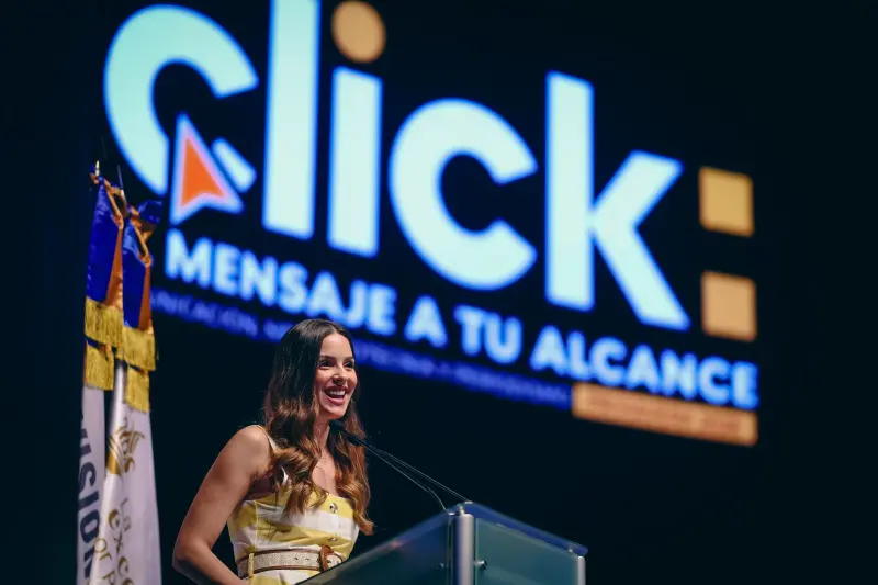 Imparte Mariana Rodríguez conferencia en la UANL sobre el poder de la comunicación