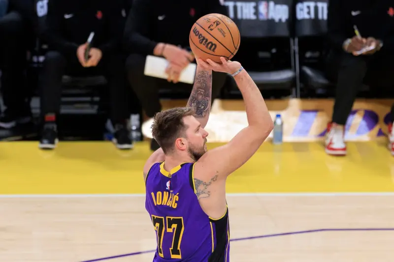 ¡Alarma en los Lakers! Luka Don?i? se pierde el resto de la temporada por una lesión