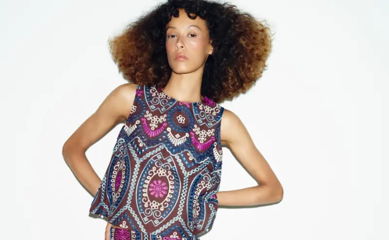 El flechazo de primavera: un top bordado que combina con todo