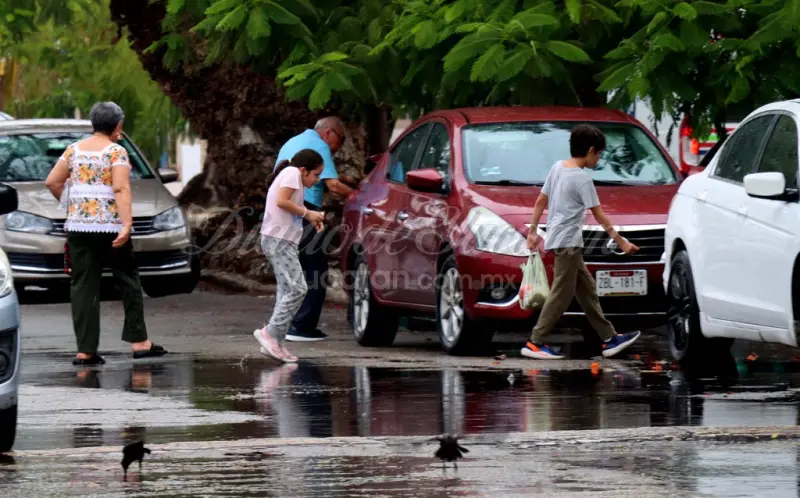 Fuerte lluvia en Mérida causa grandes encharcamientos, caos vial y apagones