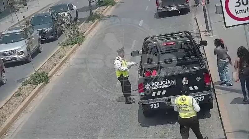Trasladan elementos de Monterrey a niña convulsionando al hospital