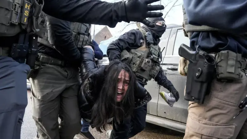 Seis mexicanos murieron bajo custodia del ICE por complicaciones médicas en poco más de un año, con reportes de atención deficiente en centros de detención y antecedentes de 95% de muertes evitables entre 2017 y 2021, según informes oficiales y organizaci