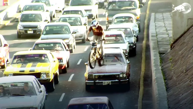 La historia detrás de la vez que un motociclista ‘aplastó’ autos en Viaducto: ‘Llegó la policía’