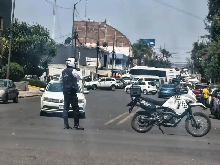 Bloquean presuntos normalistas frente a la SEE
