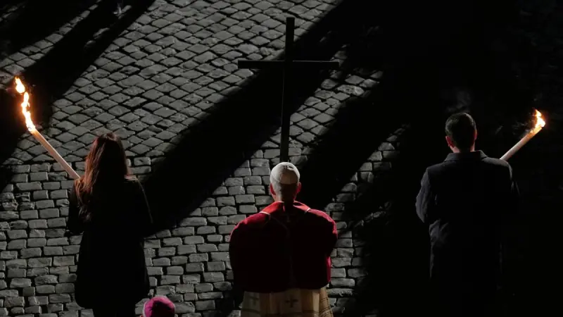 León XIV revive tradición al cargar la cruz en el Coliseo; la primera vez en décadas