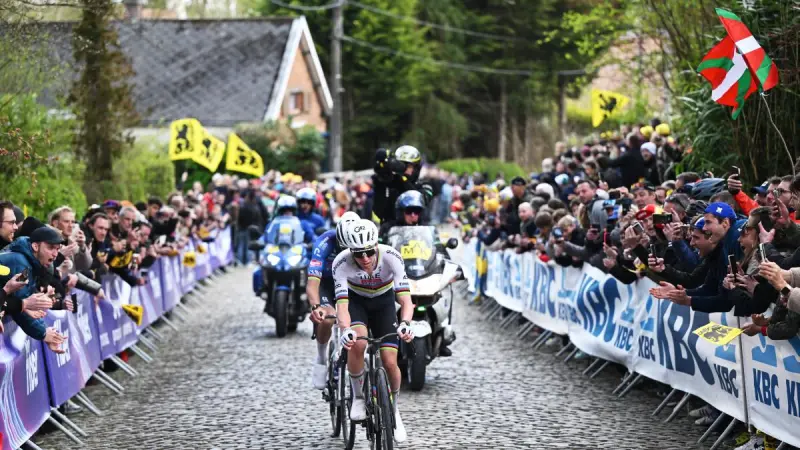 Justicia belga procesa ciclistas que se saltaron paso a nivel en Tour de Flandes