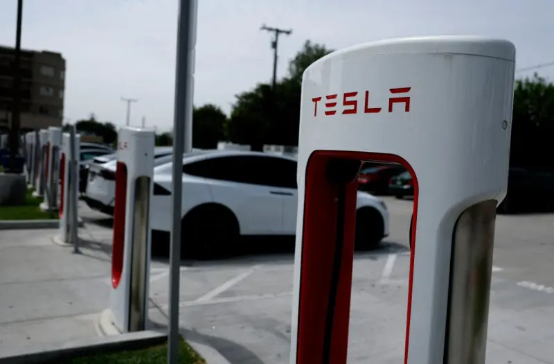 Tesla no cumple expectativas: entrega menos autos y preocupa su arranque de 2026