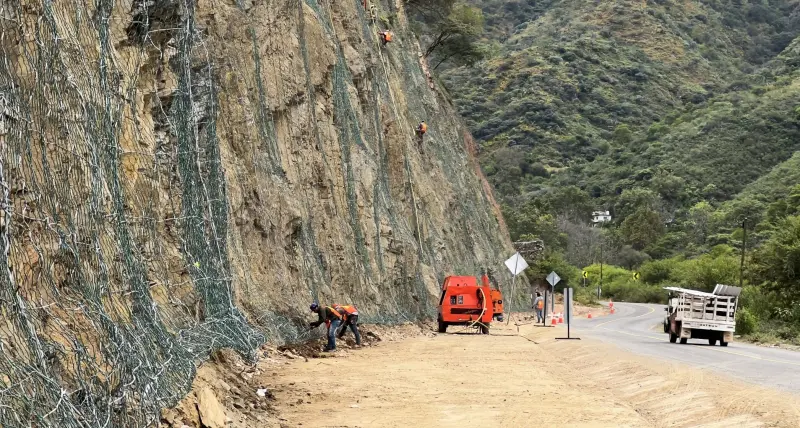 Refuerzan carretera Cañada de Moreno a Xichú