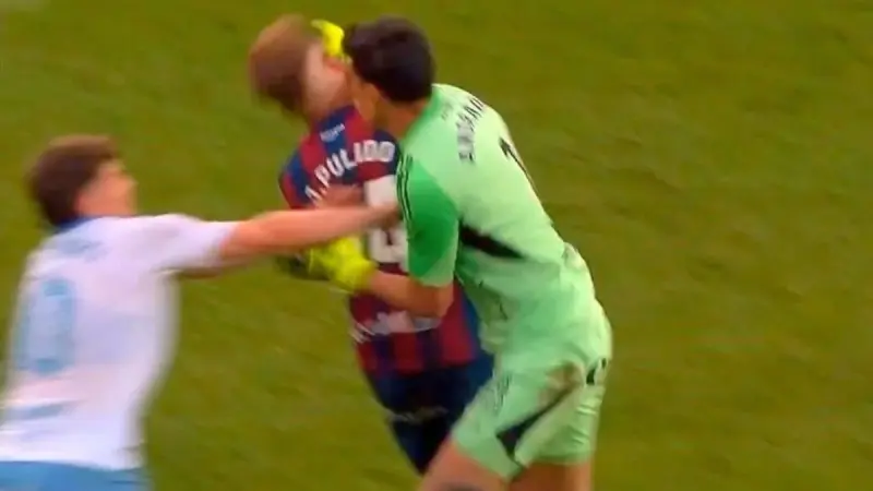 Esteban Andrade golpe a un rival y recibiría histórica sanción