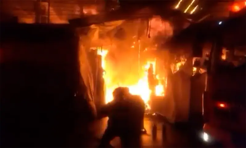 Arden puestos semifijos frente al Mercado de Sonora