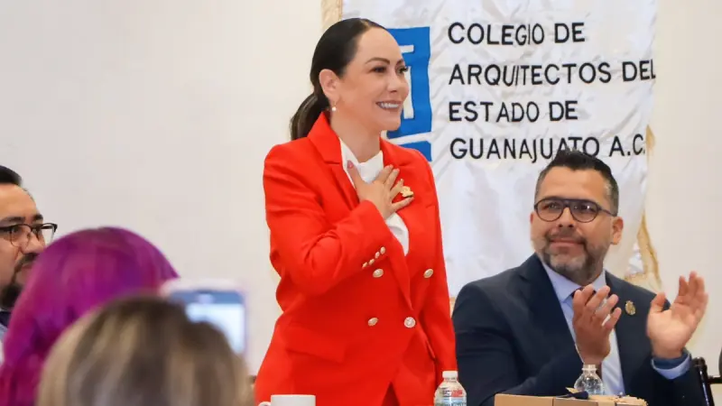 Inicia Samantha Smith viaje de siete días a China entre críticas de oposición