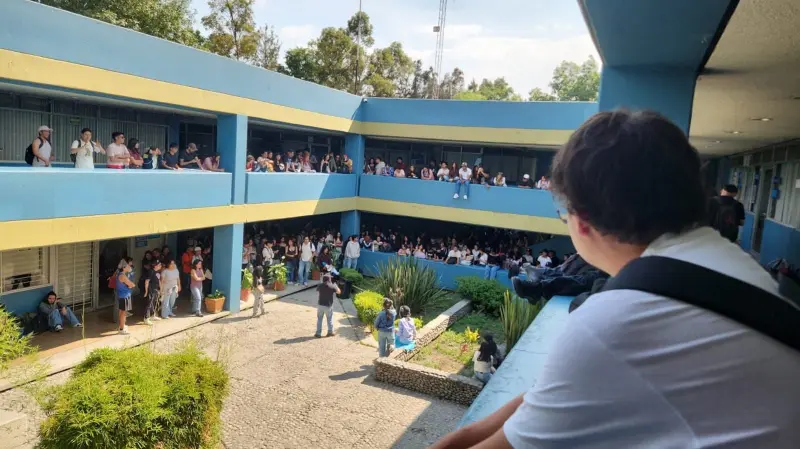 Bloquean estudiantes vialidades en Cuautitlán Izcalli por seguridad