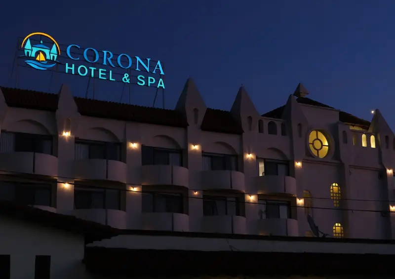 Hombre cae del tercer piso de hotel en la zona turística de Ensenada