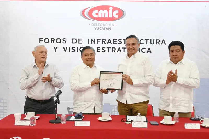 Inversión estatal en infraestructura educativa destaca en foro de la CMIC Yucatán