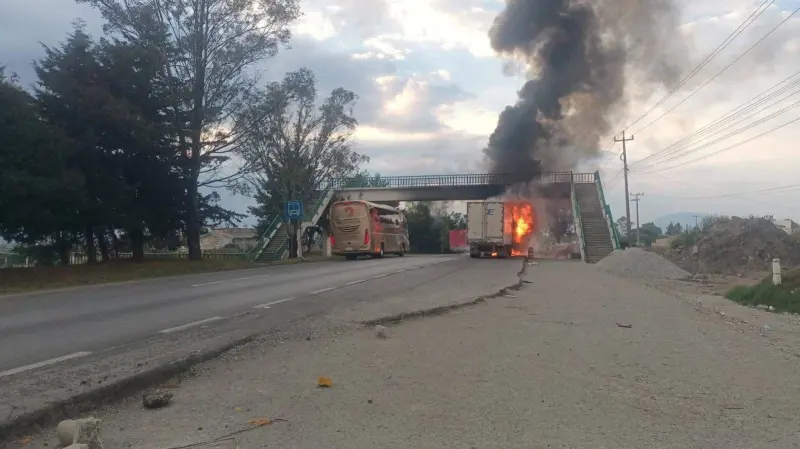 Paraliza incendio de tráiler la autopista Toluca-Atlacomulco