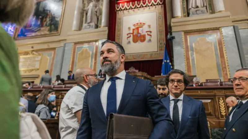 Vox retoma el diálogo con el PP en plena guerra interna mientras Feijóo opta por la contención