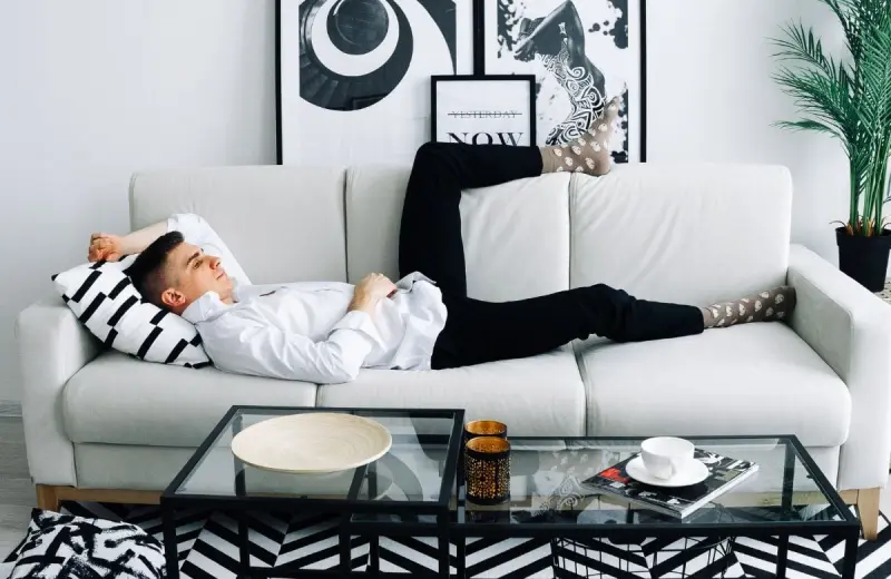 Adiós al sofá de tres plazas: 5 configuraciones modulares que permiten la reorganizar espacios y mejorar la comodidad