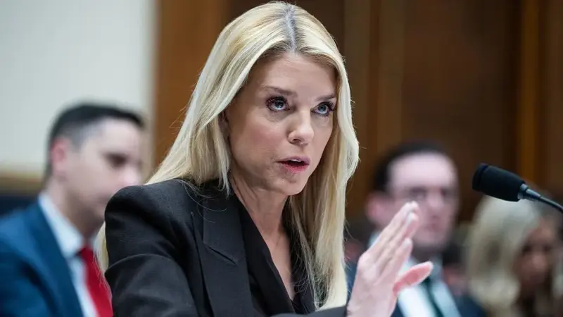 Trump anuncia salida de fiscal general Pam Bondi