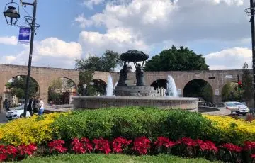 Escultor critica uso de pintura en monumentos de Morelia