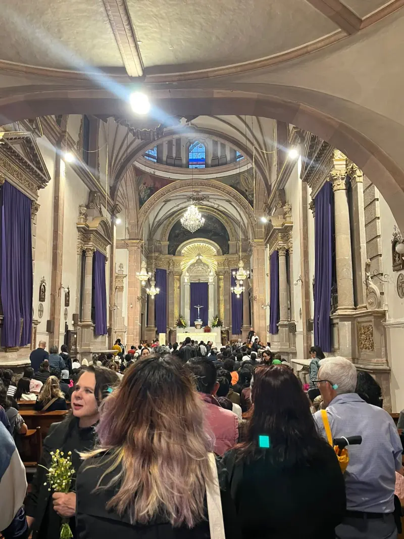 Pese a lluvia, católicos realizan visita a las 7 casas en el centro