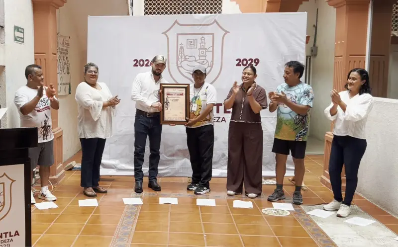 Reconoce Jorge Alanís a la Comparsa de Judíos en Coatzintla