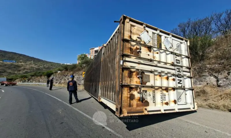 Vuelca contenedor con alimento en el libramiento Norponiente
