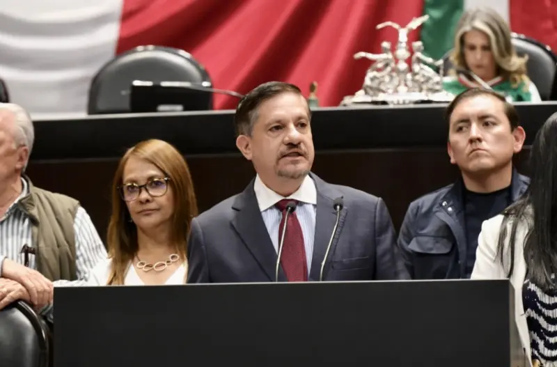 Propone Luis Humberto Fernández ley para proteger a menores en entornos digitales