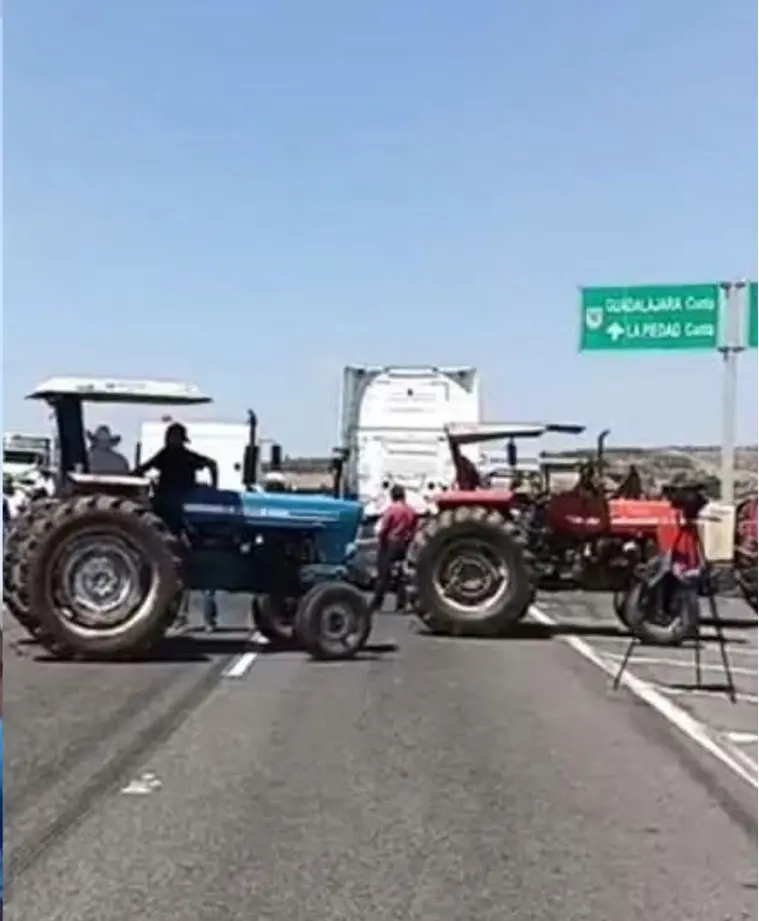 Confirman bloqueo campesino en carretera Pénjamo a La Piedad