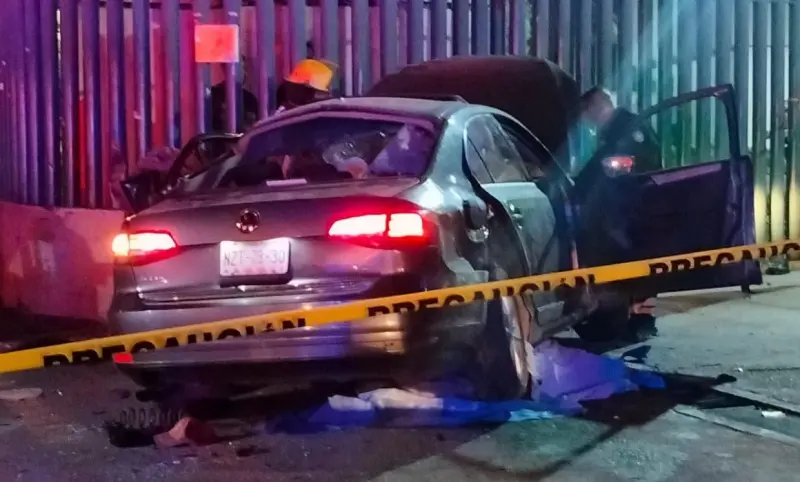 Impacta vehículo en Hospital, deja 4 muertos y 7 heridos en Edomex