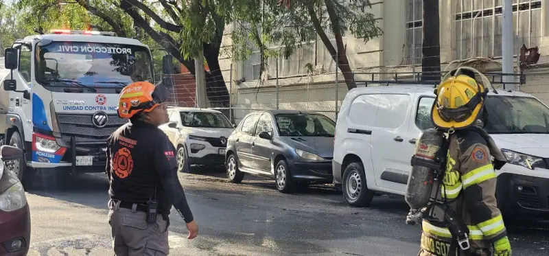 Incendio de palma moviliza a cuerpos de auxilio en el centro de Monterrey