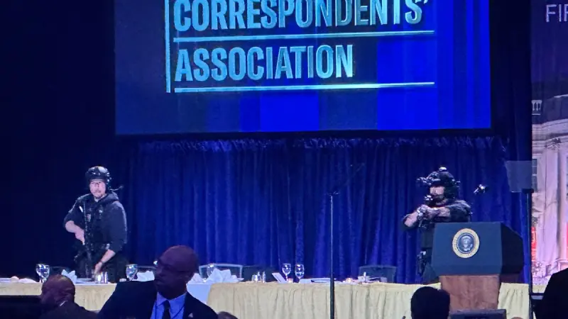 Hombre acusado de intentar matar a Trump en gala de corresponsales acepta seguir preso por ahora