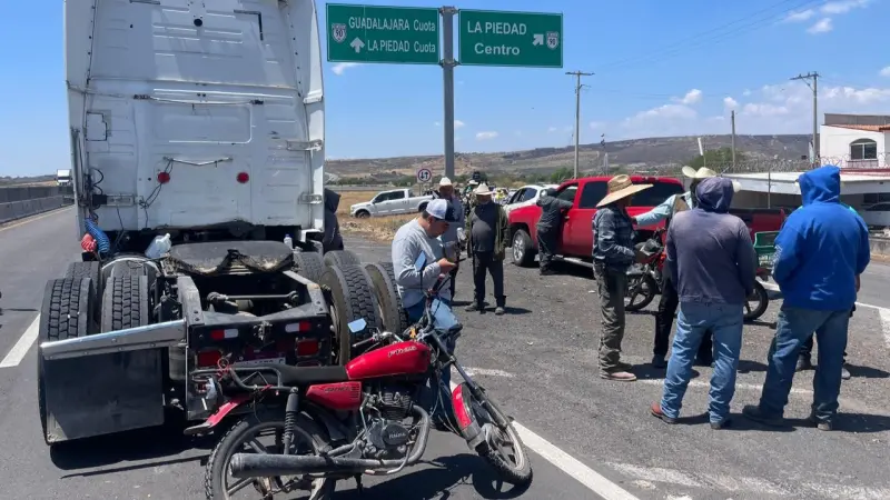 Transportistas y campesinos bloquean carretera Pénjamo-La Piedad; viajantes quedan varados