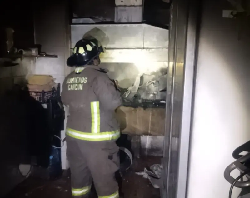 Sofocan incendio en pollería de Cancún; no hay lesionados