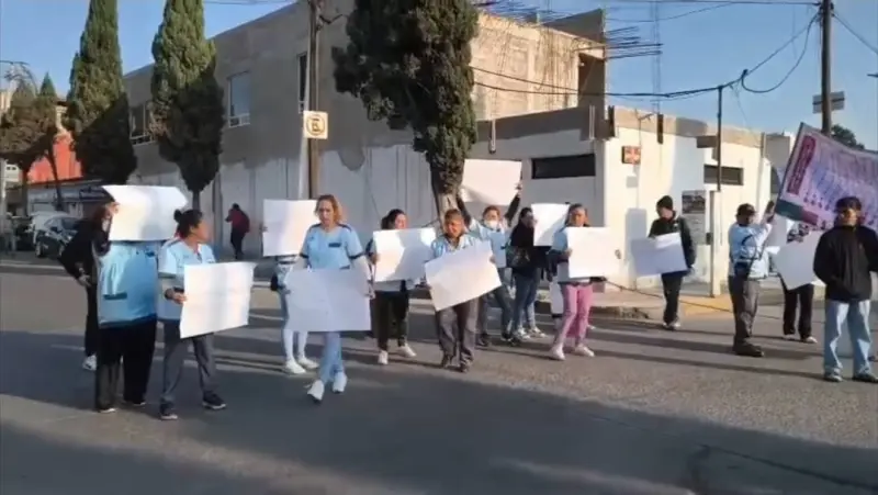 Bloquean calles médicos del Villada por falta de insumos en Cuautitlán