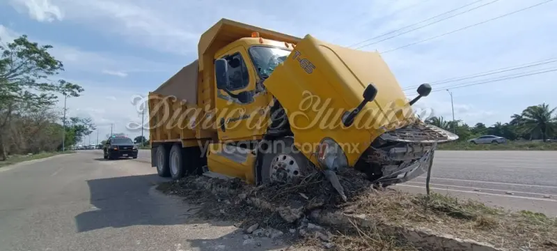 Aparatosa carambola de vehículos pesados en la carretera Mérida-Progreso