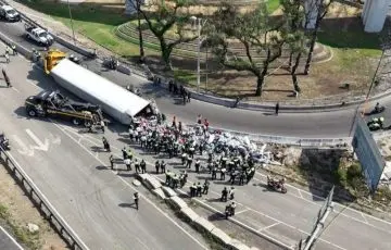 Vuelca tráiler en puente de La Concordia