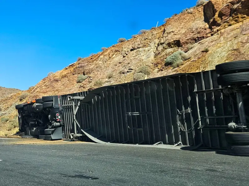Chofer de tráiler resultó lesionado tras volcamiento en libramiento de Guaymas