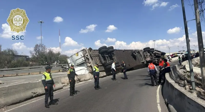 Tráiler vuelca en puente de La Concordia, en Iztapalapa