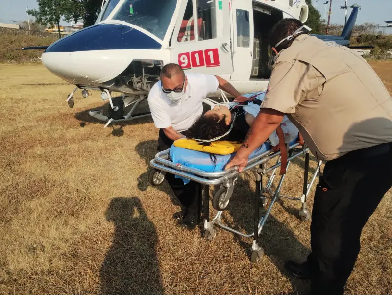 Trasladan en helicóptero de Seguridad Pública a mujer accidentada