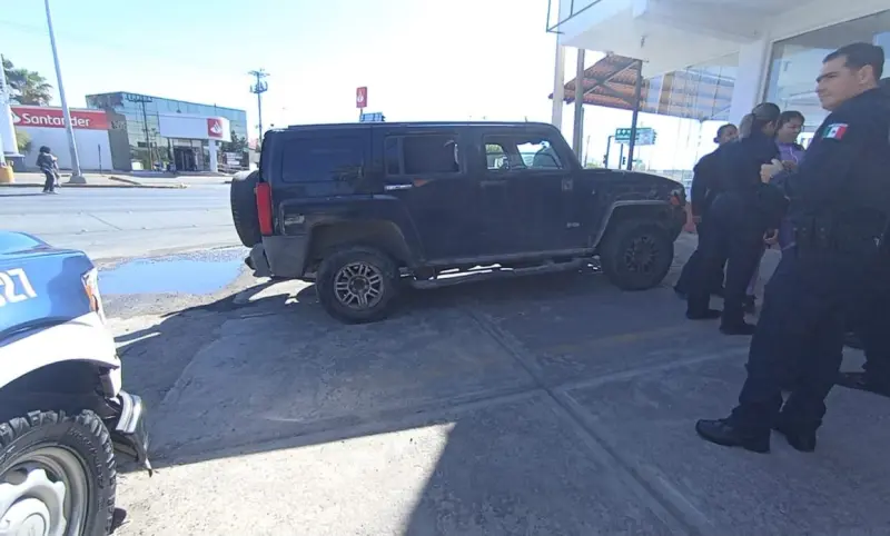 Tras chocar mujer derriba poste en Chihuahua e intenta huir