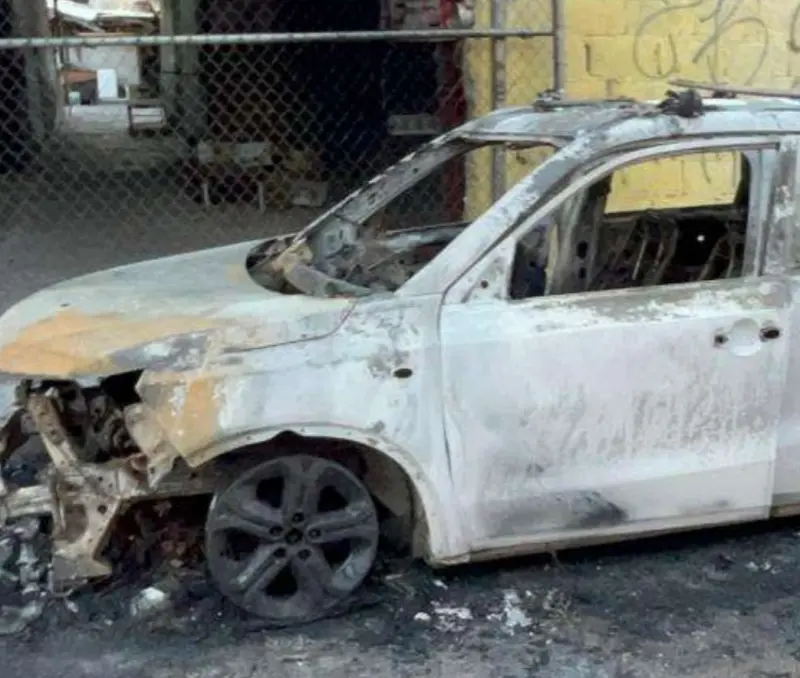Consume incendio vehículo en la 31 y Doblado