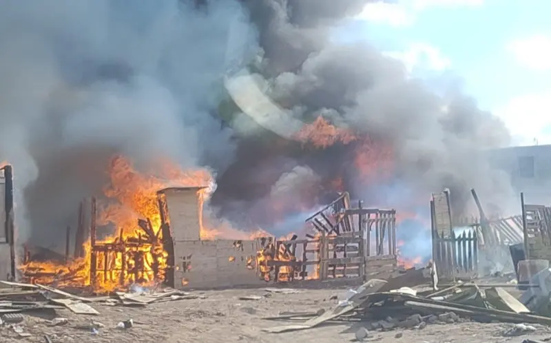 Fuerte incendio arrasa casas de madera de familias vulnerables