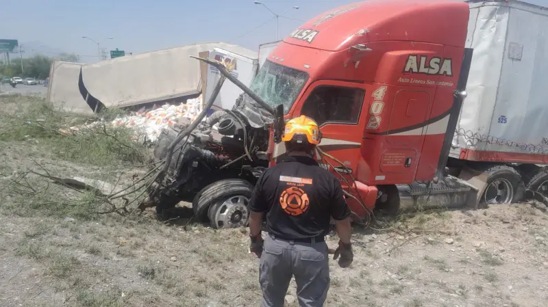 Muere una persona en accidente provocado por tráiler sin frenos en Santa Catarina