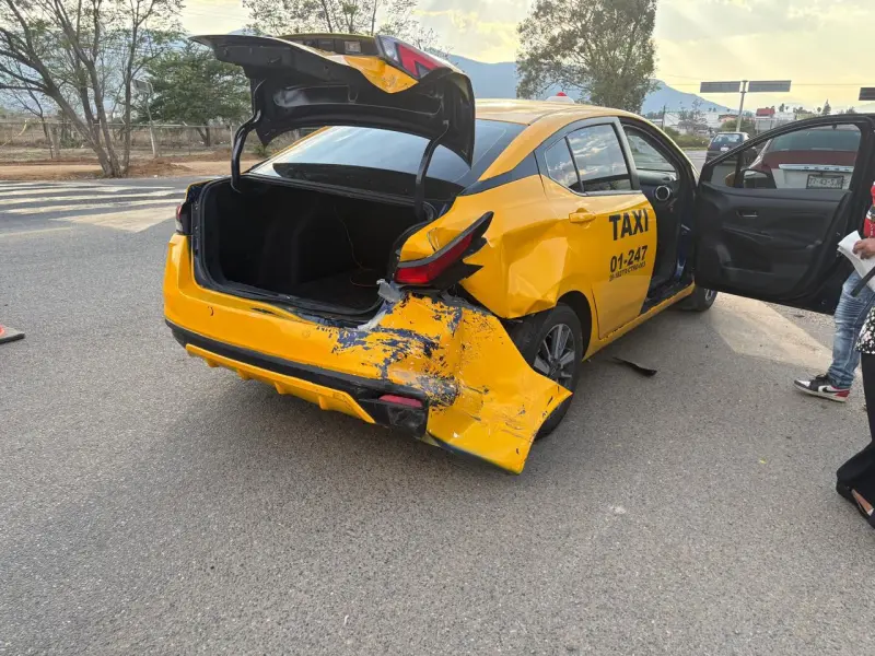 Chocan 2 autos en crucero de Lachigoló en Oaxaca