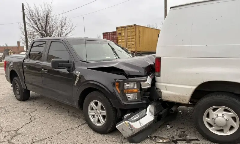 Reporta ICE intento de arresto de hispano que terminó en choque