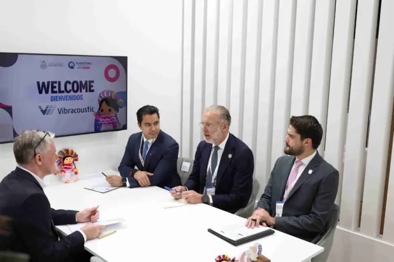 Felifer Macías fortalece lazos con Liebherr en Hannover Messe