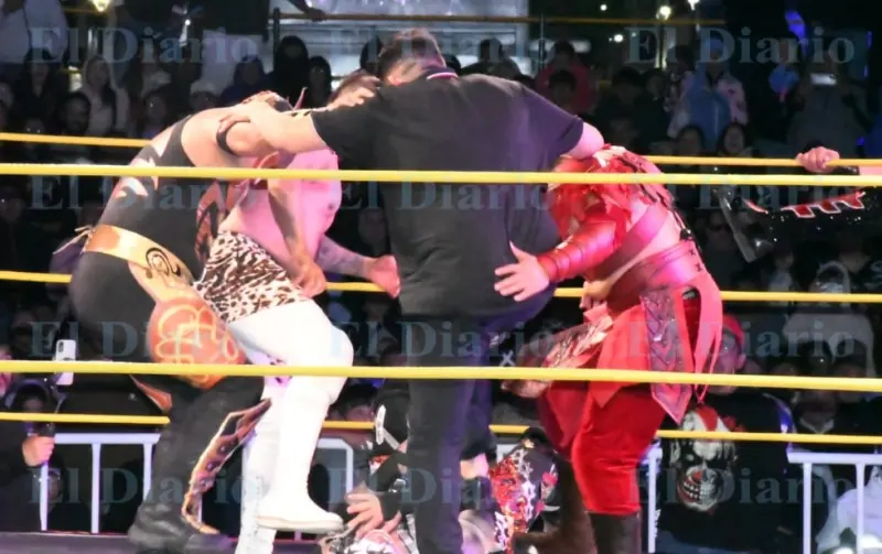 Asiste Cruz Pérez Cuéllar a función de Lucha Libre