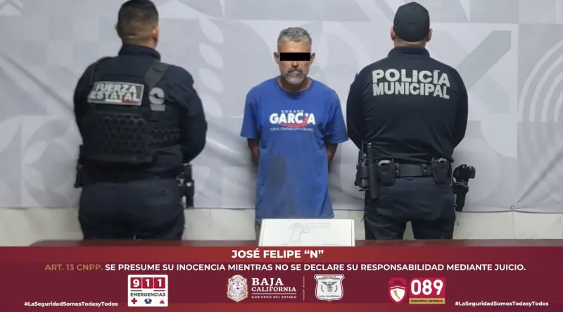 Se puso nervioso al ver a los policías; llevaba una pistola fajada en la cintura