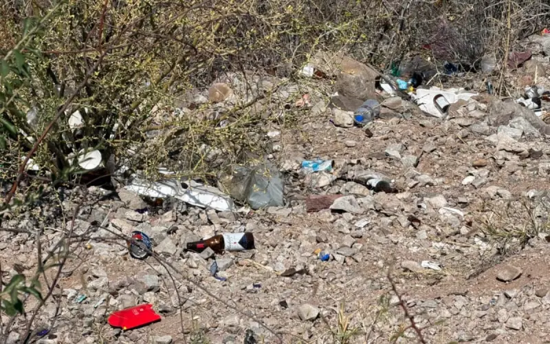 Utilizan mirador de la presa como basurero