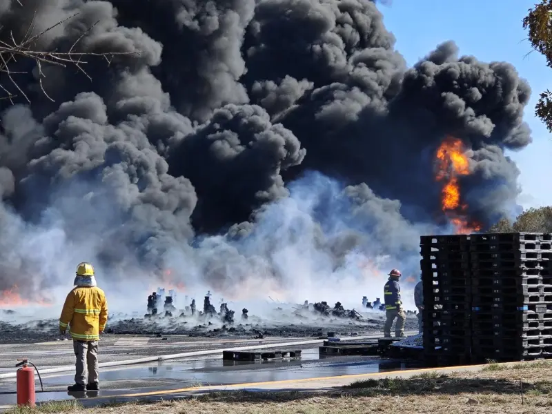 Gobierno Estatal y cuerpos de rescate controlan incendio en ZI